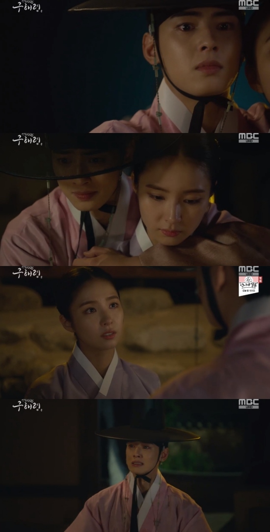 Newcomer Rookie Historian Goo Hae-ryung Cha Eun-woo and Shin Se-kyung parted ways.In the 31st and 32nd episodes of MBCs New Entrepreneur Rookie Historian Goe-ryung broadcast on the 5th, Lee Rim (Cha Eun-woo) was shown holding Rookie Historian Goo Hae-ryungShin Se-kyung).On this day, Irim was desperate to know that the ceremony was installed.Irim went to visit Mr. Chaim with Rookie Historian Goo Hae-ryung (Shin Se-kyung), and said, I have a request for Mama.Please stop my marriage and stop my marriage. I have a GLOW that I already have in my heart. I am so deeply loving that I do not want anyone other than that GLOW However, Mr. Lim refused to ask for Lee Lim, saying, The seaman is the Sejo of Joseon of this country before he is a man, and the marriage of Sejo of Joseon is not a private affair but a national history.I understand how much you feel. Leave your heart in mind and be proud. Thats for the Taoist and for the GLOWIrim also felt sad about the attitude of the indifferent Rookie Historian Goo Hae-ryung, Why are you not okay? What is so nonchalant and indifferent.Is this a no-brainer for you? What youre thinking. What youre feeling. Show me something, he said.After all, Rookie Historian Goo Hae-ryung said, What do you think of me? What was Mama thinking? I hope Mama would accept that request.And then you wanted me to name myself and ask me to make that GLOW my own? You thought it was enough to drag me to the wedding, regardless of my heart or will.I told you clearly, I dont want to be a couple in the rites. I dont want to be there. Irim said, I dont care if you dont want me. Stay there or Ill lose you. Be honest. You dont want me to marry anyone.Its not okay, said Rookie Historian Goo Hae-ryung, who said, Its a fish name. Follow me.Irim tried to forget Rookie Historian Goo Hae-ryung, but missed the scene of marrying Rookie Historian Goo Hae-ryung.Irim went to Rookie Historian Goo Hae-ryungs house in the middle of the night and hugged Rookie Historian Goo Hae-ryung as soon as he saw it.Irim said, Ill throw it away, if you dont want to live as the wife of Sejo of Joseon, Ill do it. Im not Sejo of Joseon, I can throw it away.You can go somewhere where no one knows. You just want to do what you want to do. Im just next to you. Rookie Historian Goo Hae-ryung said: Reality is not a novel; its a life of being chased with a burden in your mind to leave like that. No.We will be tired and tired as time goes by, and someday we will hate each other and regret the choice of the day. Irim clung on, I promise, I wont do it, I swear, and Rookie Historian Goo Hae-ryung said, Im not Mama, I dont believe me.If you blame Mama and hate her, you can endure it. I am the only one who can do this.Please meet a person with a wide heart and look at the same place and hope for the same thing. Irim said to the end, You know you are all I have, and Rookie Historian Goo Hae-ryung turned to Im sorry, Im not.Photo = MBC Broadcasting Screen