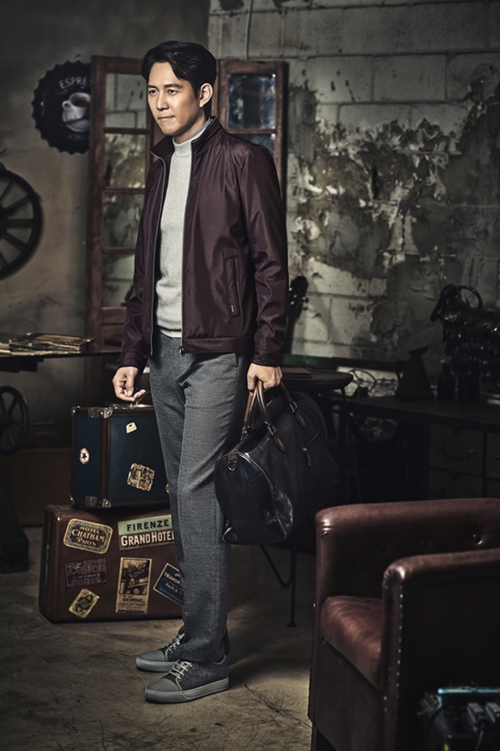A pictorial picture of actor Lee Jung-jae has been released.Lee Jung-jae recently filmed a photo shoot with a clothing brand that he is working as a model.In this picture, Lee Jung-jae showed a neat and classy styling in a free vintage atmosphere.In the picture, it gives a calm and luxurious atmosphere by sensually expressing trendy design and high color sense.In particular, Lee Jung-jae wears gray pants and burgundy color outerwear, shows soft charisma, and improves the perfection of the picture.Meanwhile, Lee Jung-jae is currently filming JTBC drama Advisor Season 2.Photo = Crocodile