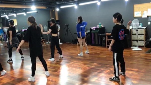 데뷔 확률 0.1% 아이돌 연습생 체험..하루 7시간 강행군에 심리치료는 '필수' | 인스티즈