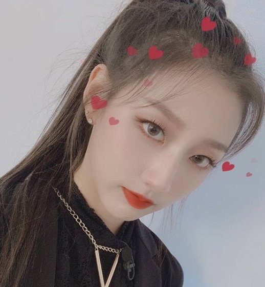 Jung Yein posted several photos on the official social networking site of Lovelyz on the 7th with the phrase Achu. Applied Play.The photo shows a tow in a stage costume worn at the time of Mnet Queen graves appearance.Towing a ponytail hairstyle and all-black costume, the tow is showing off her chic charm with various facial expressions.The fans who responded to the photos responded such as I had a lot of trouble, Lovelyz is the best and Year than the application.On the other hand, group Lovelyz, which Jung Yein belongs to, is appearing on Mnet entertainment Queengraves.
