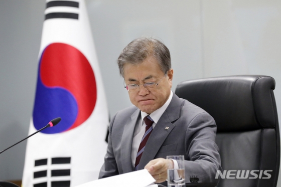 동남아 3개국 순방을 마치고 귀국한 문재인 대통령이 6일 오후 국가위기관리센터를 찾아 태풍 ‘링링’ 대처상황 점검회의를 열고, 관계 부처 및 지자체로부터 태풍대처상황을 보고 받고 있다. 2019.09.06. (사진=청와대 제공)   【서울=뉴시스】박진희 기자 = photo@newsis.com