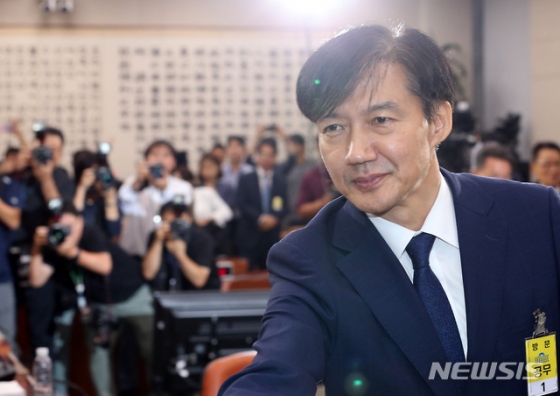 【서울=뉴시스】이종철 기자  = 인사청문회를 마친 조국 법무부 장관 후보자가 7일 새벽 서울 여의도 국회 법사위 회의실을 떠나고 있다. 2019.09.07.   jc4321@newsis.com