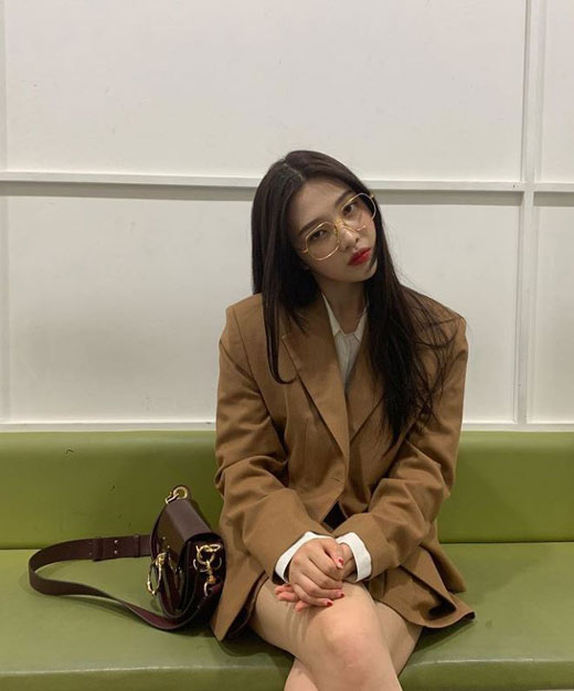 Joy, a member of the girl group Red Velvet, boasted a Reversal story charm.Joy posted a number of photos on his personal Instagram on the 6th; in the open photo, Joy is wearing a glass and wearing a semi-suit.The netizens who watched this made various comments such as I can not like it, It goes well with autumn and Teacher of fashion.Meanwhile, Joeys group Red Velvet is active in the new song Umpah Umpah released last month.