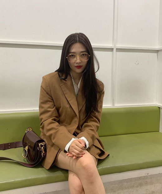 Joy, a member of the girl group Red Velvet, boasted a Reversal story charm.Joy posted a number of photos on his personal Instagram on the 6th; in the open photo, Joy is wearing a glass and wearing a semi-suit.The netizens who watched this made various comments such as I can not like it, It goes well with autumn and Teacher of fashion.Meanwhile, Joeys group Red Velvet is active in the new song Umpah Umpah released last month.