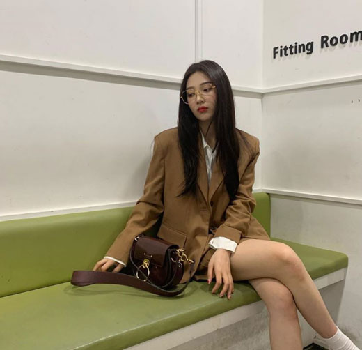 Joy, a member of the girl group Red Velvet, boasted a Reversal story charm.Joy posted a number of photos on his personal Instagram on the 6th; in the open photo, Joy is wearing a glass and wearing a semi-suit.The netizens who watched this made various comments such as I can not like it, It goes well with autumn and Teacher of fashion.Meanwhile, Joys group Red Velvet is active in the new song Umpah Umpah released last month.