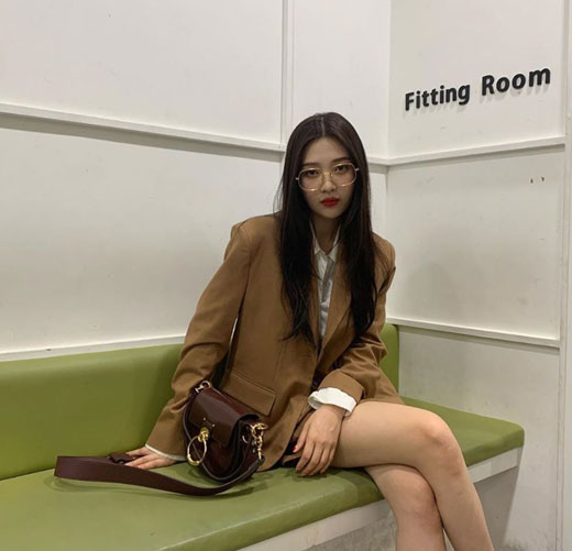 Joy, a member of the girl group Red Velvet, boasted a Reversal story charm.Joy posted a number of photos on his personal Instagram on the 6th; in the open photo, Joy is wearing a glass and wearing a semi-suit.The netizens who watched this made various comments such as I can not like it, It goes well with autumn and Teacher of fashion.Meanwhile, Joeys group Red Velvet is active in the new song Umpah Umpah released last month.