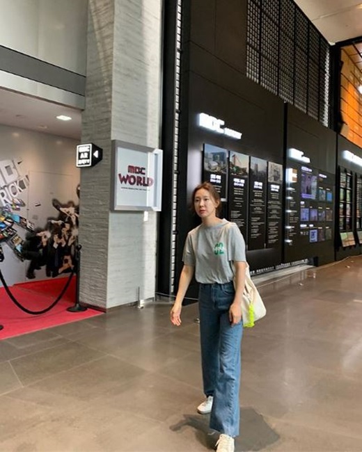 Broadcaster Lee Ji-hye has reported on the latest.Lee Ji-hye said on his Instagram on July 7, Typhon Ringling is going to work # Embys daughter # risk # Windbreak # Eyelash # Arriving Hansangam-dong # Dizzy, but # My health # # I will be in the booth for our listeners. # Oval # Welcome # 91.9 # Live # Comon # Misunderstanding # Dige Happy Expression   and posted a picture with the phrase.DJ Lee Ji-hye, who is in charge of the MBC FM4U Discovery of the Afternoon, Lee Ji-hye, gave birth to her daughter on December 17 last year; her daughters name is Tari.Lee Ji-hye has recently appeared on MBC Radio Star and showed off his talent.