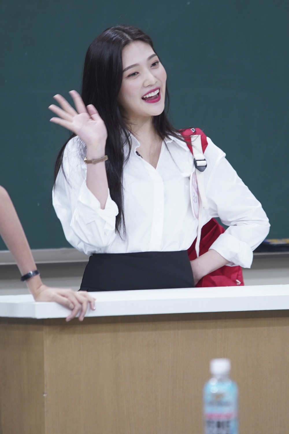 REDVelvet Joy transformed Kang Ho-dong to Idol.Model Jang Yoon-ju, model Irene and REDVelvet Joy will appear as transfer students on JTBC Knowing Bros broadcast on September 7th.The three give a big smile with positive energy and special chemistry.In a recent recording, the three challenge their brothers makeover.Jang Yoon-ju said that he would transform the Seo Jang-hoon, Irene Lee Soo-geun, and Joy Kang Ho-dong.Joy raised expectations by revealing his huge aspiration of making Kang Ho-dong Idol.When the makeover started, the back door that Kang Ho-dong was even spied on Joys serious appearance.emigration site