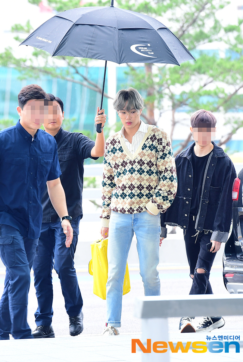 EXO Kai has departed to LA by showing airport fashion through Incheon International Airport Terminal # 2 on September 7th.Kai is heading to Departure Hall on the day.Jang Gyeong-ho