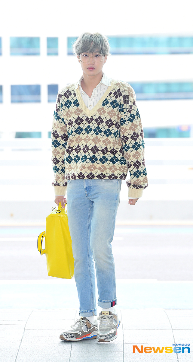 EXO Kai departed for LA on September 7th, with an airport fashion through Incheon International Airport 2nd Passenger Terminal.Kai is heading to the departure hall on the day.Jang Gyeong-ho