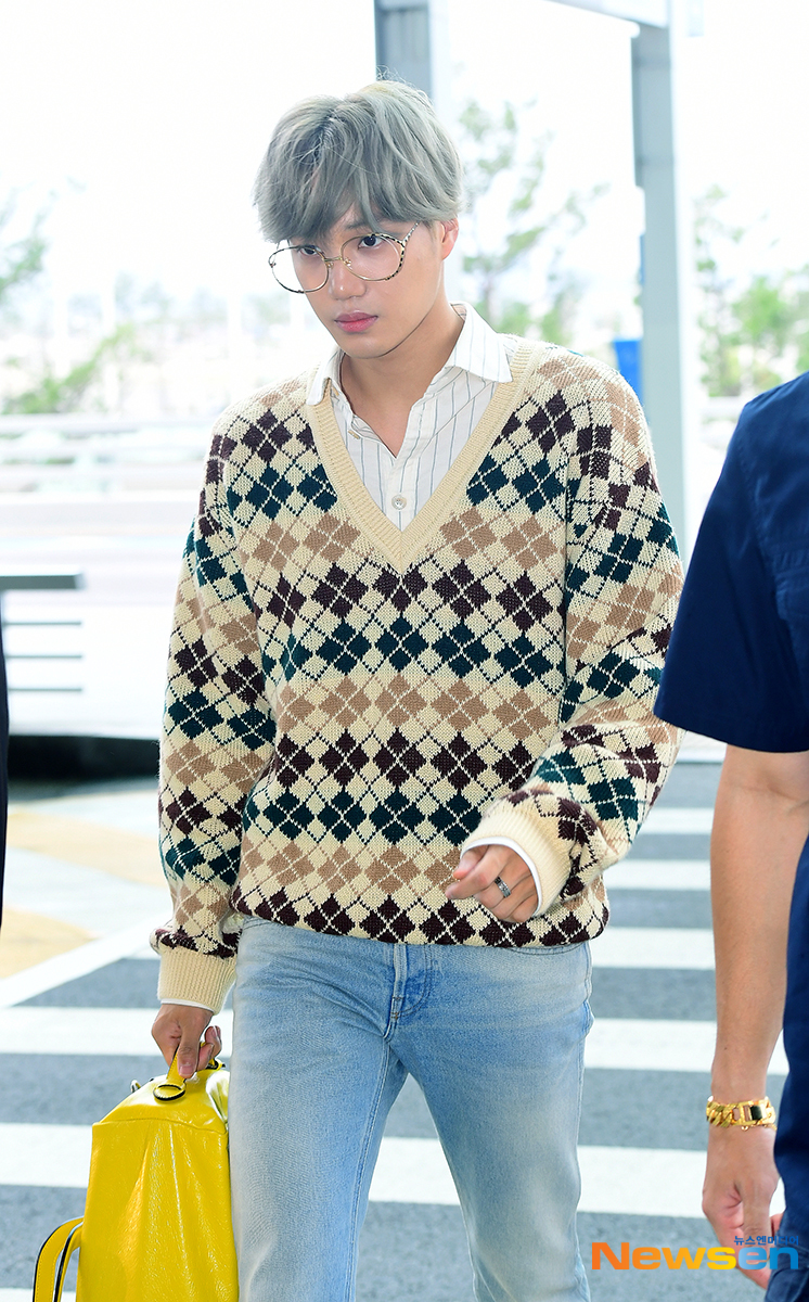 EXO Kai departed for LA on September 7th, with the Airport Fashion through Incheon International Airport Terminal #2 on September 7th.Kai is heading to the departure hall on the day.Jang Gyeong-ho