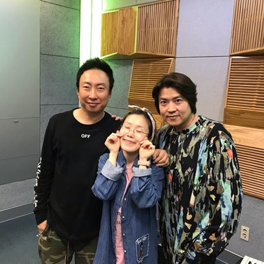 Park Myeong-su, Park Seul-gi, and Ko Jae-geun laughed at the conte chemistry for a long time.On September 7, KBS Cool FM Radio show of Park Myeong-su, Park Myeong-su Park Seul-gi singer Ko Jae-geun reproduced the listeners story with method acting.Park Seul-gi has a celebration - he finally has the child he was looking at, Park Myeong-su congratulated.Park Seul-gi said, Thank you so much for everyones love of your work. Its been six months now and over 21 weeks.I knew the pregnancy fact early, but I did not speak until I entered the stable. Then Park Seul-gi said: My husband loves it so much, I talk to the baby every night, now me and my husband are a festival.I recently took an ultrasound photo and presented it to my parents, but I was really happy. Park Myeong-su asked, Do you have good news equivalent to Park Seul-gi pregnancy news?Park Seul-gi applauded, I think Ko Jae-geun is next birthday. Ko Jae-geun said, September 15 is my birthday, but my fans are busy with Chuseok.The fans are busier than me, so I have to fit. Park Seul-gi said, The fans sent me gifts, too. Ive never seen lemonade in a transparent can. I wrote my name down on a sticker. Thank you very much.Park Seul-gi confessed that it was difficult because of the smell of interlayer smoking; he complained of the inconvenience, saying, Theres a smell of cigarettes coming up from downstairs, I cant open the door.That too, but when I ride the elevator, I also frown on the smell of cigarettes, Park Myeong-su said.One listener told the story that he was worried because of Friend, who loves group ITZY (ITZY) member Yezi so much.I hope Friend likes a woman he can actually meet, said the listener, who said, Ko Jae-geun is so good at acting.I thought I was a real Yezi fan, and Ko Jae-geun confessed, I like ITZY. Park Seul-gi said, But everyone liked entertainers. I used to like S.E.S. and Fin.K.L., but its been a long time since Fin.K.L.I saw it and shed tears. In the past, when the Fin.K.L song came out, I stopped doing what I was doing and shouted Relief. Ko Jae-geun recalled, I have never shouted Relief, but in the past, I have heard Relief in the past, and every time I sing, I shout it with a modifier.I never heard anything like that, I only heard bad words, there was no good modifier, Park Myeong-su said, self-destructing.Park Seul-gi said: If you have a favorite entertainer, it seems to be a life boost; I love Park Bo-gum.I was so respectful of Park Bo-gums modest attitude and right ideas, said Park Myeong-su, who said, I like the neat teeth of Park Bo-gum.She looks really pretty, shes very polite, he praised.han jung-won