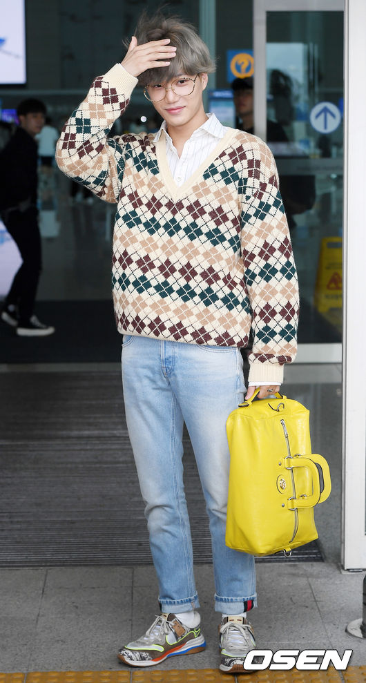 EXO Kai left for United States of America LA on the morning of the 7th on the ICN airport.EXO Kai poses after crossing a crosswalk in front of the airport departure hall.