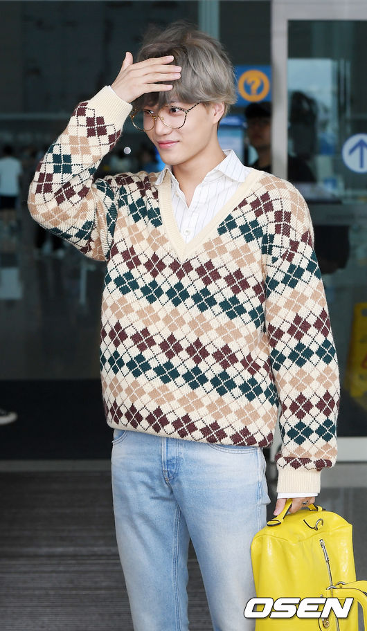 EXO Kai left for Los Angeles on the morning of the 7th through ICN airport.EXO Kai poses after crossing a crosswalk in front of the airport departure hall.