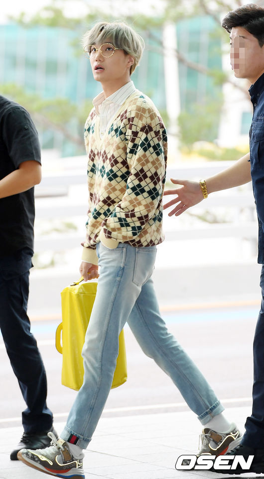 EXO Kai left for United States of America LA on the morning of the 7th on the ICN airport.EXO Kai heads to a crosswalk in front of the airport departure hall.