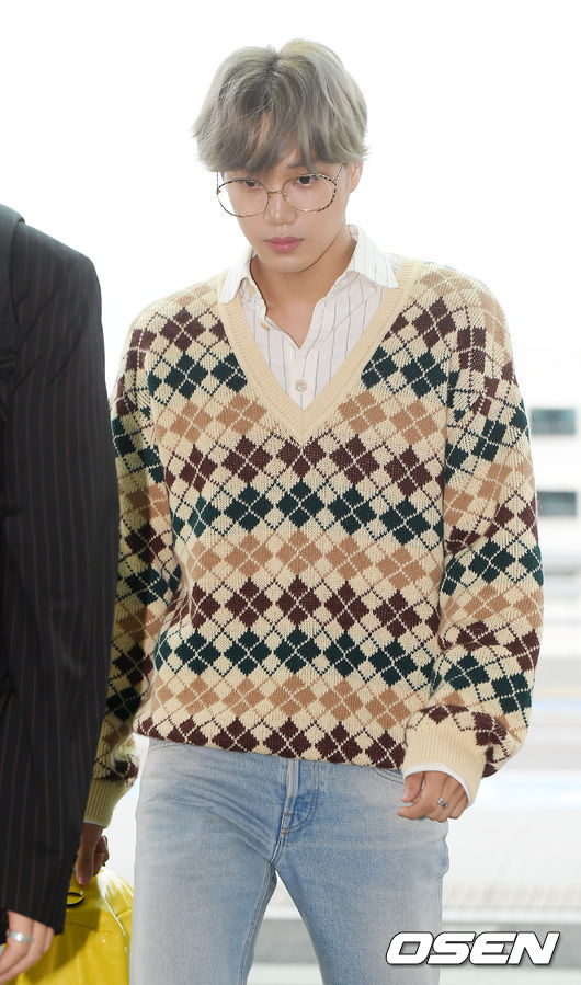 EXO Kai has departed to Los Angeles through ICN airport on the 7th.EXO Kai crosses the crosswalk in front of the airport Departure Field.
