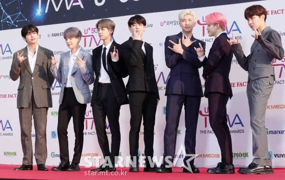 According to the announcement of the Korea Enterprise Reputation Research Institute on July 7, the Boy Group brand reputation was analyzed in the order of BTS, 2nd X1 and 3rd EXO in September 2019 Big Data analysis.The announcement was made by measuring the participation of the boy group brand JiSoooooo, MediaJiSoooooo, Communication JiSoooooo, and CommunityJiSoooooo through consumer behavior analysis of 728,414,496 boy group brands measured from August 5 to September 6.Compared with the brand Big Data 62,841,316 in August, it increased 15.91%.The top brand of BTS (RM Sugar Jean J-Hop Ji Min-bu Jungguk) was analyzed as JiSoooooo 3023,3328, Media JiSoooooo 3,378,176, Communication JiSoooooo 3,322,077, and Community JiSoooooo 401,4975, with the brand reputation JiSooooo 13738,556.Compared with the brand reputation JiSooooo 1485,720 in August, it fell 7.53%.The second-ranked X1 (Han Seung-woo, Cho Seung-yeon, Kim Woo-seok, Kim Yo-gyeol, Cha Joon-ho, Son Dong-pyo, Kang Min-hee, Lee Eun-sang, Song Hyung-joon, Nam Do-hyun) brand became JiSoooooo 112,816, Media JiSooooo 2.14160, Communication JiSooooo 341,531, CommunityJiSooooo 593, and brand reputation JiSoooooo 3.18 million It was analyzed as 4543.The X1 brand was newly included in the Boy Group brand reputation analysis.The third-ranked EXO (guard Chan-yeol Kai Dio Baek-hyun Sehun Siumin Lay Chen) brand was analyzed as JiSoooooo 1,500,000 752, Media JiSoooooo 1.8 million1984, Communication JiSoooooo 1029,557, CommunityJiSoooooo 1.42410, and brand reputation JiSoooooo 5,737,703.Compared with the brand reputation JiSoooooo 5.685,904 in August, it fell 24.01%.In addition, the 30th place in the Boy Group brand reputation in September 2019 was BTS, X1, EXO, NCT, Seventeen, New East, The Boys, Astro, Hot Shot, Winner, Super Junior, Shiny, Beast, JBJ95, AB6IX, Monster X, Stray Kids, Diones, Infinite, TRCNG, Pentagon, ATIZ, Bix, One Earth, TVXQ, Tomorrow By Together, FT Island, Berryberry and Myth were analyzed in order.