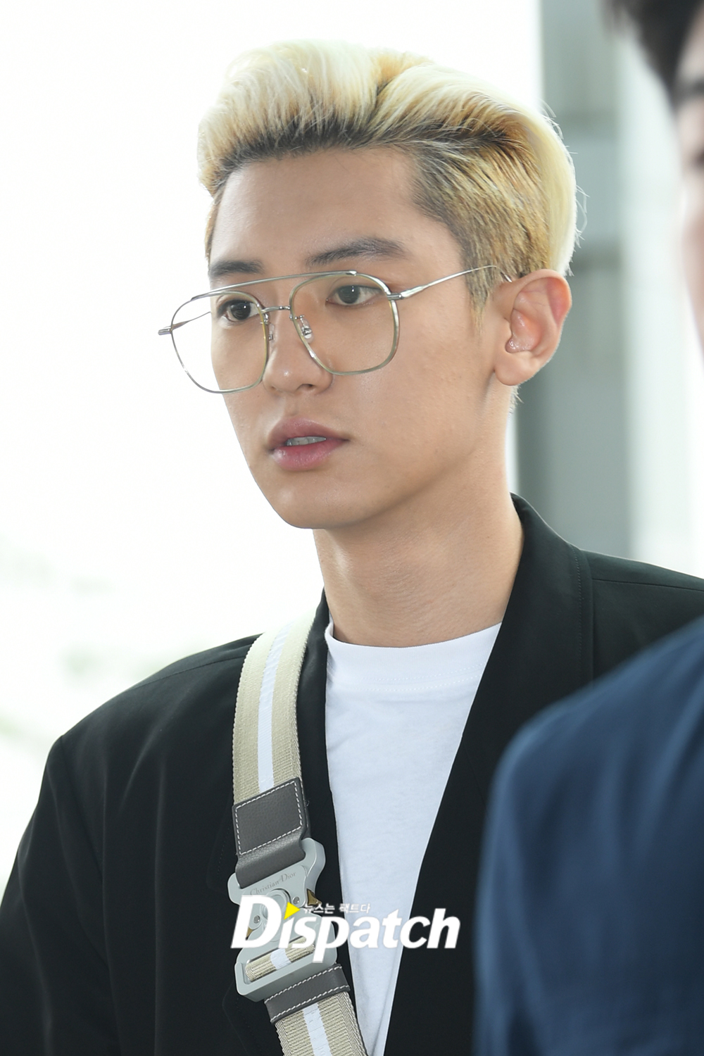 EXO Chanyeol left for Milan via Incheon International Airport on the afternoon of the 8th to attend the brand event.Chanyeol completed her airport fashion with a black long jacket and crossback, with blonde hair and glasses accentuating her fashion sense.blond warm-heartednessI cant even go to glasses.