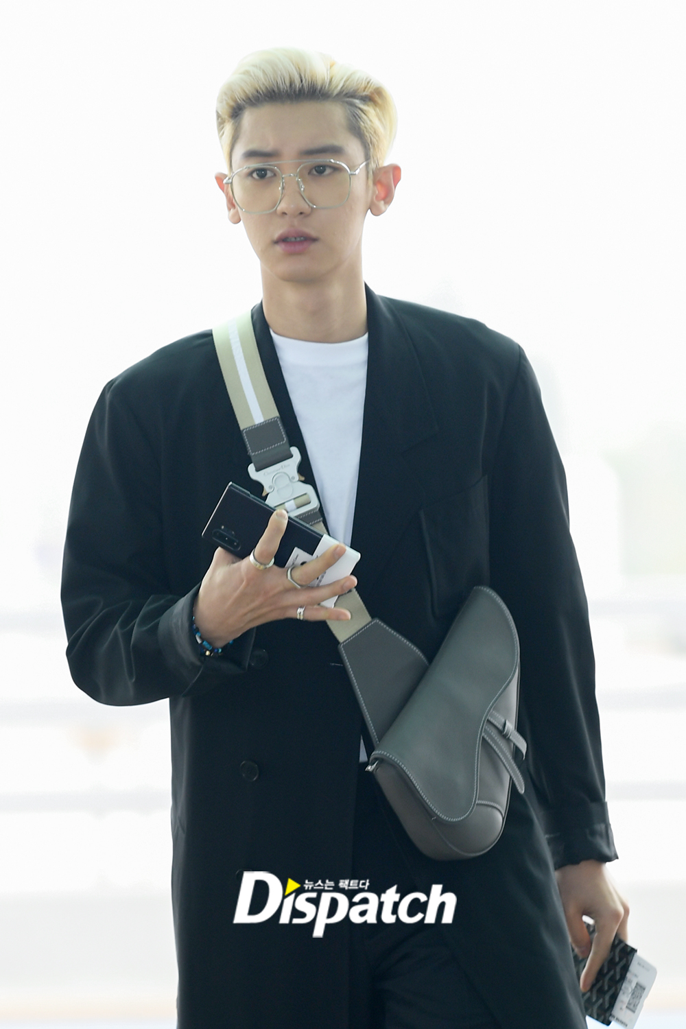 EXO Chanyeol left for Milan via Incheon International Airport on the afternoon of the 8th to attend the brand event.Chanyeol completed her airport fashion with a black long jacket and crossback, with blonde hair and glasses accentuating her fashion sense.blond warm-heartednessI cant even go to glasses.