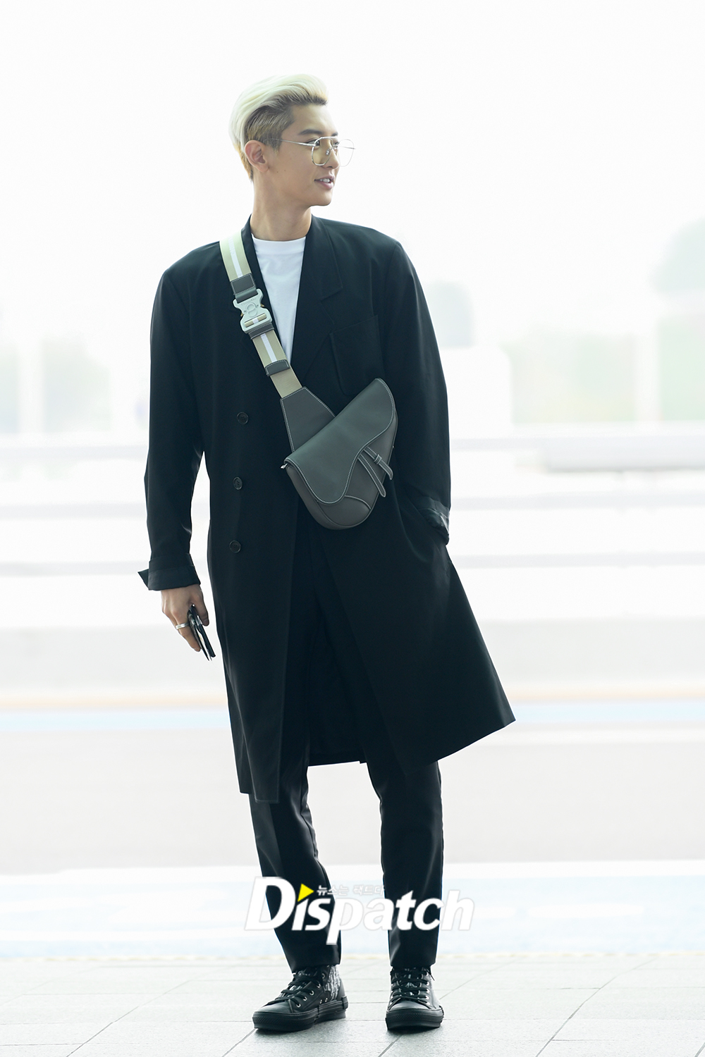 EXO Chanyeol was Departed to Milan through Incheon International Airport on the afternoon of the 8th to attend the brand event.Chanyeol completed the fall fashion with a glass and black long jacket.If you take a step.This is soon, Runway.fashionable description