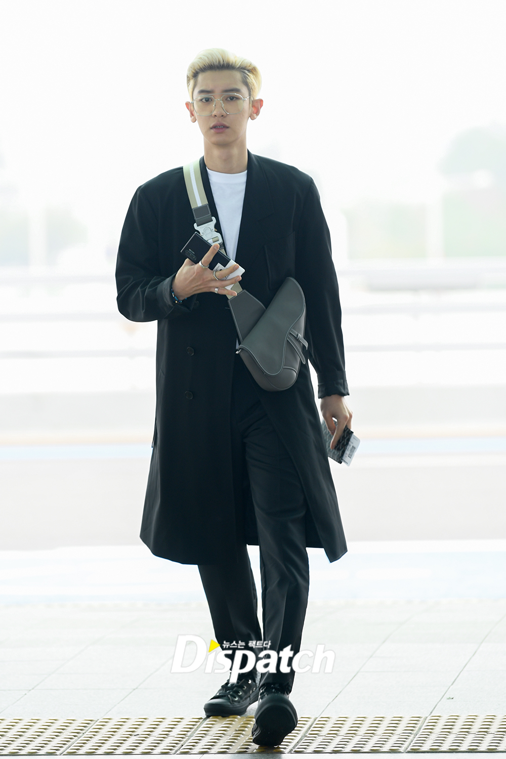 EXO Chanyeol was Departed to Milan through Incheon International Airport on the afternoon of the 8th to attend the brand event.Chanyeol completed the fall fashion with a glass and black long jacket.If you take a step.This is soon, Runway.fashionable description
