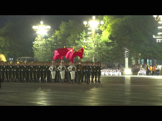 7일 밤 베이징 천안문 앞 창안가를 중국 인민해방군 삼군의장대가 행진하고 있다. [CC-TV 캡처]