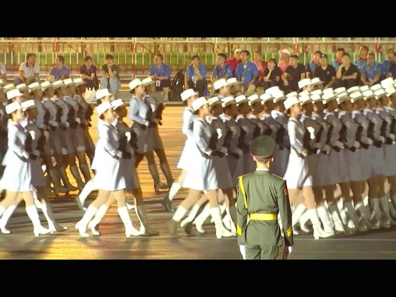 7일 밤 베이징 천안문 앞 창안가를 중국 인민해방군 여군부대가 행진하고 있다. [CC-TV 캡처]