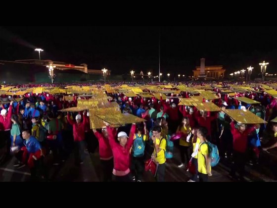 7일 밤 천안문 광장에서 펼쳐진 국경절 기념 행사 리허설에서 시민들이 축하 공연을 연습하고 있다. [CC-TV 캡처]