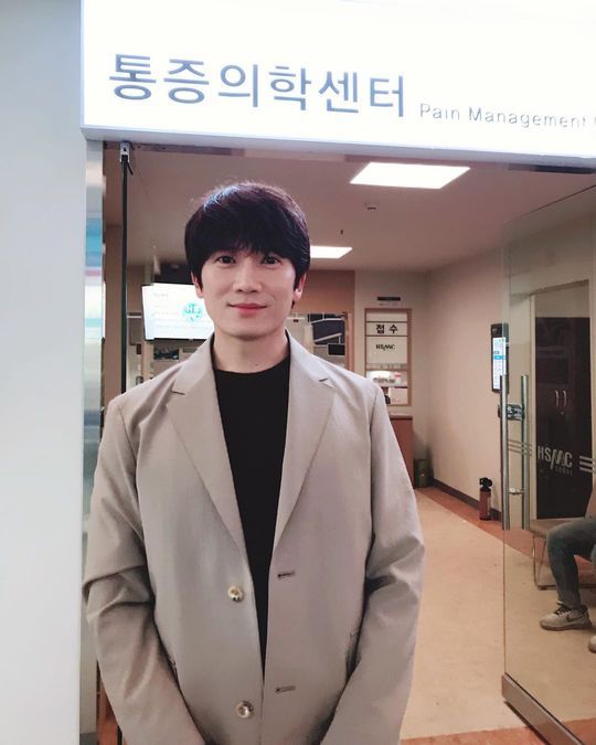 Actor Ji Sung has released the last shooting scene of SBS gilt drama Doctor Room.Ji Sung posted a picture on his instagram on September 8 with an article entitled John. Doctor Room 2019. 9.7 Finishes all shooting.Inside the photo was a picture of Ji Sung standing in front of a hospital set; Ji Sung added a dandy charm by wearing a brown coat.Ji Sungs warm visuals, which smile brightly toward the camera, catch the eye.The fans who responded to the photos responded Thank you, The best actor, I have seen Drama fun in the meantime.delay stock