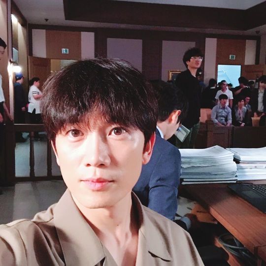 Actor Ji Sung has unveiled SBS Golden Drama Doctor John End Memorial Behindcut.Ji Sung posted several photos of Doctor John Actors and director on SNS on the afternoon of September 8th.Ji Sung said, I sincerely thank those who loved and loved our Drama, but I am sorry to say that ... My boss is standing up with glasses behind my face!Youve had a lot of trouble. I love you.  Lee Se-young, Jung Min-ah, Kwon Hwa-woon, Oh Hyun-jung, Hwang Hee Ji Sung Ma Tong and the children. Cool. We can do it together. I love you!, and expressed his affection for Drama, director and actors.Ji Sung played the role of John, a professor of anesthesiology and pain medicine, in the doctor John, which ended on September 7.Following New Heart Cha Eun-sung Station, Doctor John Cha John Station was digested like a custom-made suit and re-evidence of the target actors dignity.hwang hye-jin