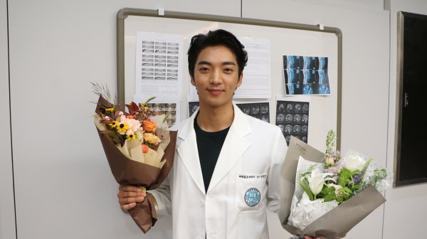 Hwang Hui, who plays a role as Reason Level in SBSs Doctor Room (played by Kim Ji-woon/director Cho Soo-won and Kim Young-hwan), has played a big role from the first to the last time, solidifying his position as a big actor.Hwang Hui played the second year fellow Reason level of Hansei Hospital, which was the first impression on SBS Jackson Doctor Room, which ended yesterday.Reason Level was loved by viewers as a humanistic doctor who looked at the skills of John (intellectual person) who met as a resident during the Provincial Hospital and made up a doctor note that collected his words and gathered various kinds of residents.Here, she captivated her emotions with her romance with Kang Mi-rae (Jung Min-ah), and became a sub-disease inducer and played a role as a driving force in the ratings.On the other hand, Hwang Hui said, I started shooting in April when the warm spring wind blows, and I finished shooting in September, a chilly autumn.It was an honor to be able to join the bishop, many staff, senior and junior, and fellow actors, and it was a pleasant memory.And most of all, thanks to the viewers who gave me great love, I seemed to be able to shoot more hard.The role of Reason Level is over, but I will greet you again in a better way in the future. Thank you. Meanwhile, Hwang Hui, who has been attracting attention and gathering attention through Doctor Room, reunites with viewers with the matte of TVNs Lamar Jacksons Asdal Chronicle, which started airing part 3 on the 7th.