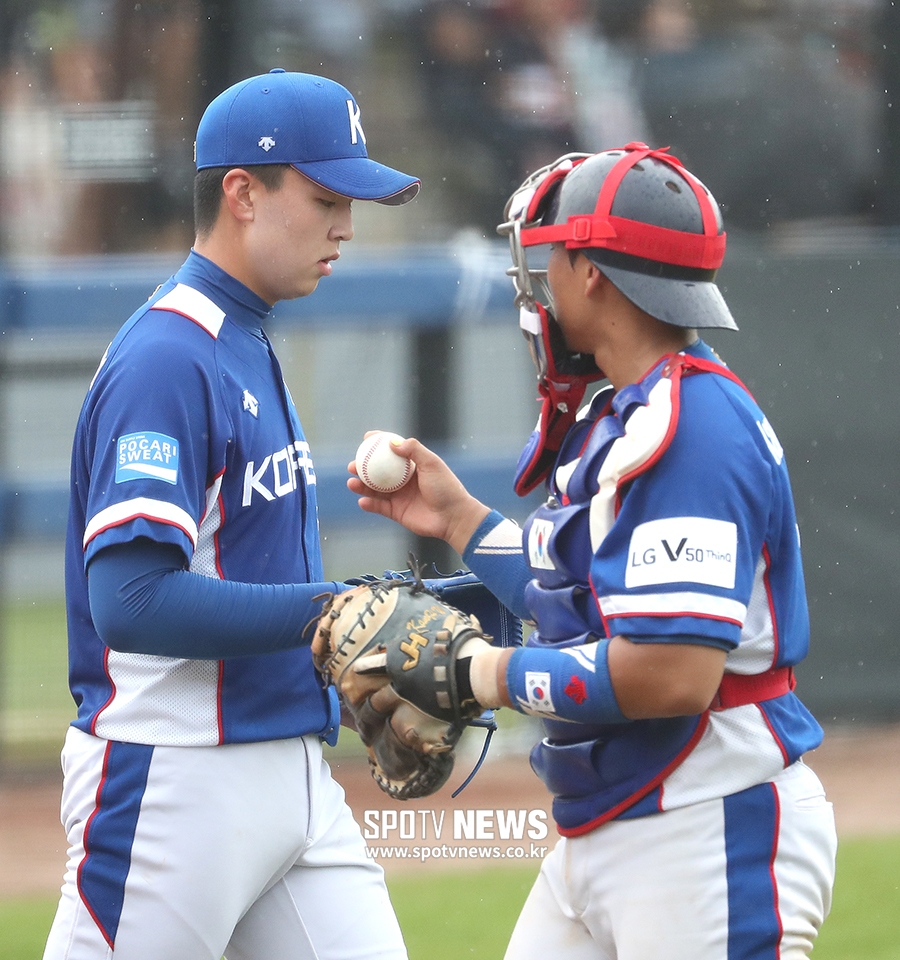 The 29th WBSC Proso millet World Youth Baseball Championships in Korea and Australia were held at the Busan Proso millet Proso millet Hyundai Cha Dreamball Park on the afternoon of the 8th.Korea Lee Min-ho is making a sad look in the third inning with two outs.