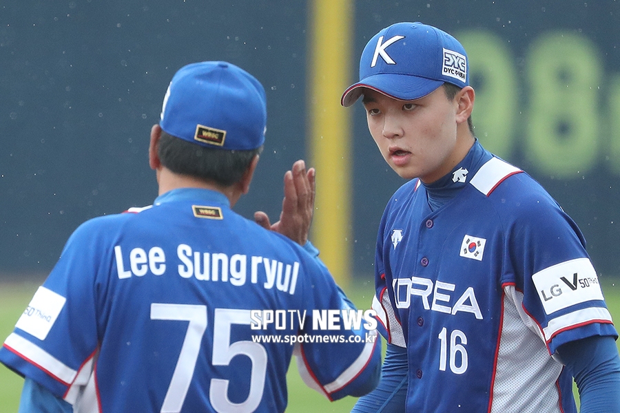 The 29th WBSC Proso millet World Youth Baseball Championships in Korea and Australia were held at the Busan Proso millet Proso millet Hyundai Cha Dreamball Park on the afternoon of the 8th.Korea Lee Min-ho is listening to This Heat coach in the third inning with two outs.