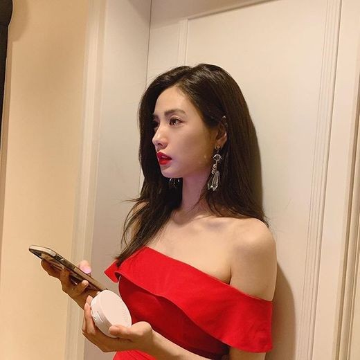 Nana, from After School, showed off her sexy dress figure.Nana posted a picture on her Instagram on the 8th.In the photo, Nana shows off her sideline toward the camera, which showed off her alluring figure with an open shoulder dress with a clear shoulder line.It is another charm from the singer who showed sporty style.Nana is reviewing her next film after the end of KBS 2TV Justice.