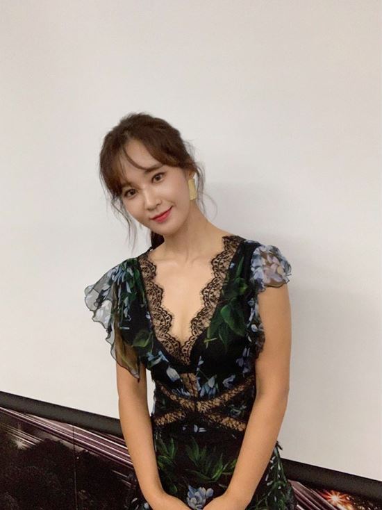 Group Girls Generation Kwon Yuri reveals elegant figureKwon Yuri released his photo on his Instagram on the 8th.The photo shows Kwon Yuri staring at the camera in a frill dress, and even in a non-corrected screen, it shows a shining visual and body, attracting attention.Kwon Yuri recently visited Bangkok, Thailand, for a fan event.Meanwhile, Kwon Yuri met with the audience through the play Grandpa Henry and I until June.Photo: Kwon Yuri Instagram