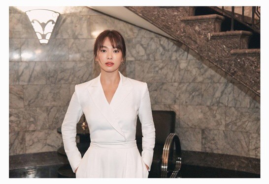 Actor Song Hye-kyo attends New York City Fashion Week, revealing her dazzling figureThe United States of America fashion brand Ralph Lauren presented its 2019 automn collection at New York City Fashion Week, which was held at United States of America New York City on the 7th (local time).Song Hye-kyo attended the collection as a representative of Korea.Song Hye-kyo, who appeared in the White Jump suit of the 2019 Spring Collection, caught the eye by radiating chic yet elegant charm.The automn collection Ralphs Sams Club (RALPHS CLUB), presented by Ralph Lauren, reproduced the sophisticated Art Deco style Sams Club.In particular, he presented a live performance with a theme and gave a special experience to the guests.Sitting at the table at the front of the stage, Song Hye-kyo enjoyed the performance with a relaxed expression.Song Hye-kyo had a duty in July after a year and ten months of marriage to Song Joong-ki.After that, Song Hye-kyo actively participated in various events and photo shoots.In addition, on the 15th of last month, we donated 10,000 copies of guides to the Chongqing Provisional Government Office in China with Professor Seo Kyung-duk of Sungshin Womens University on the occasion of the 74th anniversary of Liberation Day and the 100th anniversary of the establishment of the Provisional Government of the Republic of Korea.Meanwhile, Song Hye-kyo is considering appearing in the movie Anna.