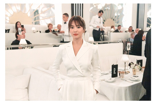 Actor Song Hye-kyo attends New York City Fashion Week, revealing her dazzling figureThe United States of America fashion brand Ralph Lauren presented its 2019 automn collection at New York City Fashion Week, which was held at United States of America New York City on the 7th (local time).Song Hye-kyo attended the collection as a representative of Korea.Song Hye-kyo, who appeared in the White Jump suit of the 2019 Spring Collection, caught the eye by radiating chic yet elegant charm.The automn collection Ralphs Sams Club (RALPHS CLUB), presented by Ralph Lauren, reproduced the sophisticated Art Deco style Sams Club.In particular, he presented a live performance with a theme and gave a special experience to the guests.Sitting at the table at the front of the stage, Song Hye-kyo enjoyed the performance with a relaxed expression.Song Hye-kyo had a duty in July after a year and ten months of marriage to Song Joong-ki.After that, Song Hye-kyo actively participated in various events and photo shoots.In addition, on the 15th of last month, we donated 10,000 copies of guides to the Chongqing Provisional Government Office in China with Professor Seo Kyung-duk of Sungshin Womens University on the occasion of the 74th anniversary of Liberation Day and the 100th anniversary of the establishment of the Provisional Government of the Republic of Korea.Meanwhile, Song Hye-kyo is considering appearing in the movie Anna.