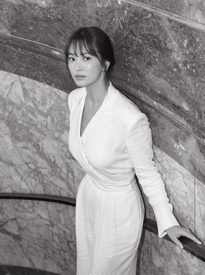 Actor Song Hye-kyo shows off elegant beautiful looks at New York Fashion WeekSong Hye-kyo attended New York Fashion Week in New York City, the United States, on Friday.The fashion brand Ralproren show was the only Korean celebrity to attend.Song Hye-kyos choice on the day was a chic white suit; her hair was tied together and she wore only simple earrings, highlighting a neat and sophisticated mood.The elegant beautiful looks remained.Many reporters have been interested in the official appearance for a long time, and fans are responding to the surprise appearance of Song Hye-kyo online.Meanwhile, Song Hye-kyo is reviewing his next work after the TVN drama Boyfriend, which last January.