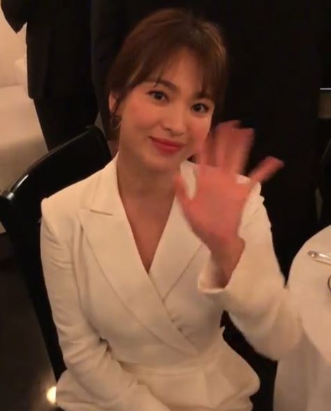 Vogue Korea, a fashion magazine, posted a video of Song Hye-kyo attending the United States of America New York City Fashion Week on its Instagram account on the 8th.In the video, Song Hye-kyo greeted with a bright smile, Hello, Song Hye-kyo.In the meantime, I waved to the fans by telling them that I was in New York City.According to Vogue Korea, Song Hye-kyo attended New York City Fashion Week on the night of the 7th.The top models, such as Matt Hardy, Bella Matt Hardy, Taylor Hill, Annok Yai, Shin Hyunji, Bridget Course, and Joan Smalls, were all in the show as the best show of United States of America, Vogue Korea said.The interiors reminiscent of the movie The Great Gatsby, and the servers armed with suits, and live jazz music gave us an unforgettable New York City night, he added.Song Hye-kyo, who married Actor Song Joong-ki, 34, in October 2017, has been active even after she reported her divorce from Song Joong-ki in June this year.Recently, the government donated 10,000 copies of guides to the Chinese government building in China to mark the 74th anniversary of Liberation Day and the 100th anniversary of the establishment of the Provisional Government of the Republic of Korea.dong-a.com