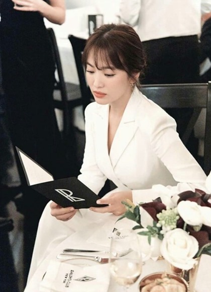 Song Hye-kyos current status has been revealed.Actor Song Hye-kyo attended the fashion show of fashion brand Ralph Lauren in New York City on the 7th (local time).This is being seen and spreading through SNS. Netizens who have seen the photos are still admiring the beauty of Song Hye-kyo.On this day, Song Hye-kyo showed off her White suit fashion. It is impressive that the atmosphere is chic, elegant and luxurious.A simple look that has tied up her hair and gave her points with earrings comes attractively.Song Hye-kyos appearance was relaxed and comfortable overall.Meanwhile, Song Hye-kyo is considering appearing in the movie Anna.
