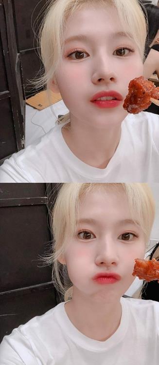Girl group TWICE Sana has released a photo of eating chicken.Sana posted a picture on TWICE member SNS on the 8th with an article entitled Eat our Chicken.In the photo, Sana boasts a cute charm with a full mouth of chicken, and netizens hot reactions followed by a happy eating.Meanwhile, TWICE is set to make a comeback later this month.