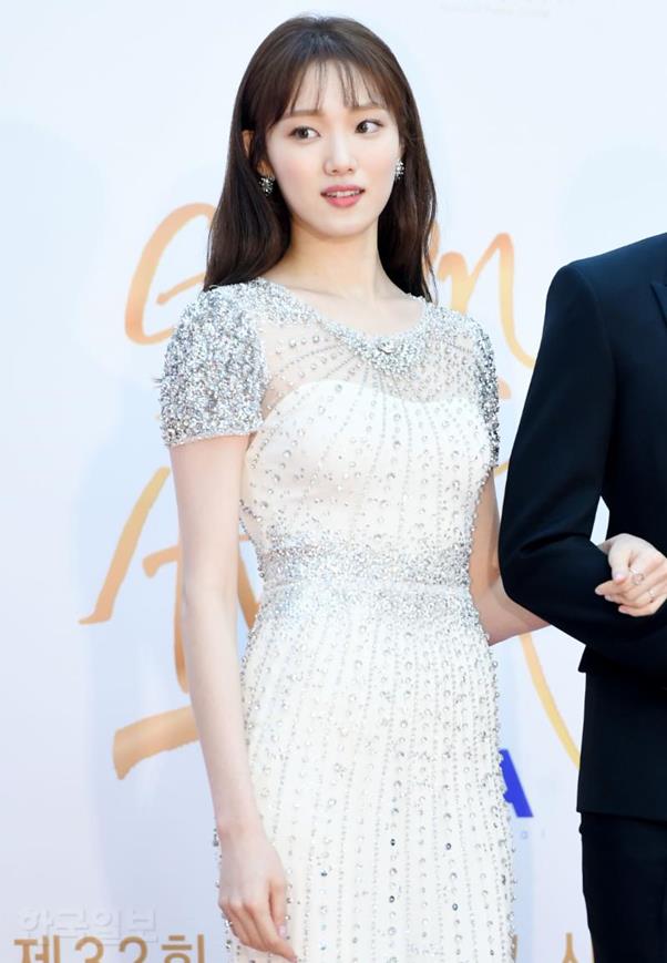 Will Actor Lee Sung-kyung be the heroine of Romantic Doctor Kim Sabu 2?Lee Sung-kyung is right to be offered to star in SBSs new drama, Romantic Doctor Kim Sabu 2, said an official at YG Entertainment, a subsidiary of Lee Sung-kyung, on the 9th day.Lee Sung-kyung is said to have been offered the role of Cha Eun-jae in the second year of cardiac surgery.Cha Eun-jae has been on an elite course as Su-jae since childhood, but when he enters the operating room, he is frozen all over the body, and he will undergo a change by meeting with Han Suk-kyu.On the other hand, Romantic Doctor Kim Sabu is a real Physician story by a geeky genius Physician Kim Sabu and a passionate young Physician in the background of a poor stone wall hospital in the province.The first season was broadcast in 2016, and Season 2 will be broadcast on SBS monthly drama in December. Currently, Ahn Hyo-seop and Han Suk-kyu have confirmed their appearance.
