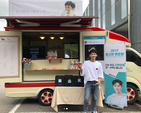 ..a warm-hearted friendship to come and goSiwan posted two photos on his SNS on the 8th, along with an article entitled Dong Jun will do a fan meeting thanks to thank you!Siwan in the open photo poses with a drink in front of Coffee or Tea. He is staring at the camera with a warm smile.Coffee or Tea placards contain support phrases such as temporary king temporary king and I would like to ask you for your brothers brother-in-law today.Siwan also gave a gift to Coffee or Tea at the JTBC Drama Advisor Season 2 shooting scene, starring Kim Dong-jun. After the group activities, the friendship of the empires children who care about each other is warm.Siwan is the first return to the military after his military service, choosing OCN Drama Ellen Burstyn is Hell and Acting the aspiring writer Yoon Jong-woo.He opened 2019 Siwan Fan Meeting ~ Close to You: Closer ~ on the 8th and met with fans.On the other hand, OCN Ellen Burstyn is Hell, which Siwan is appearing, is broadcast every Saturday and Sunday at 10:30 pm.
