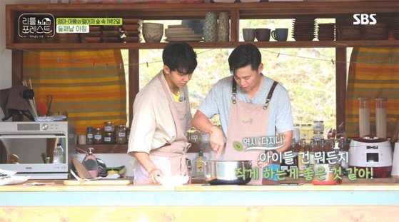 But when I opened the lid, I did not satisfy any of the three.Lee Seung-gi and Jung So-min showed enthusiasm for childrens psychological counselors and Lee Seo-jin was enthusiastic enough to get a certificate of child cooking instructor, but it did not help much in practice.It is not easy for four unmarried men and women to take care of five to eight preschoolers aged 4 to 7 for one night and two days at a time.Lee Seo-jin has started to cook customized dishes for children, but he has failed to control eye level and is often criticized for being delicious.Unlike Shudol, it was also overlooked that growth was the key to parenting entertainment.The role of children appearing in the parenting entertainment is absolute, like KBS2 Superman Returns, which has recovered 15% TV viewer ratings in four years since 2015 thanks to the popularity of soccer player Park Joo-ho, daughter Naeun and son Gun-ho.It is because watching the children grow a little more than watching the father struggle alone with the parenting without the mother.Some point out that it is a complacent plan based on star performers and box office codes.Lee Seo-jin and Lee Seung-gi are the first porters of Flowers and Sisters Over Flowers (2013-2014), which Na Young-seok PD introduced after moving to tvN, and have established the stage for performing arts with Samshi Sekisui (2014) and Shin Seo-yugi (2015).Lee Seung-gi, who succeeded in standing as an entertainment soloist with SBS All The Butlers after the entire military, and Park Na-rae, who won the Grand Prize for MBCs I Live Alone, gathered together but there was little synergy.Lee Seung-gi has the ability to be a singer, actor, and entertainer, but it is not easy to differentiate when he comes to the front of the program because of the similar feeling to his place, said Jeong Duk-hyun, a pop culture critic.It is inconvenient for viewers to feel that they are not dressed in the situation where they know Lee Seo-jins rough nature and Park Na-raes hairy aspect through various entertainment programs, he added. In order to secure diversity, casting and composition should be done to fit the program concept.Lee Seung-gi healing and cooking and parenting are all the entertainments that stand alone with All The Butlers.
