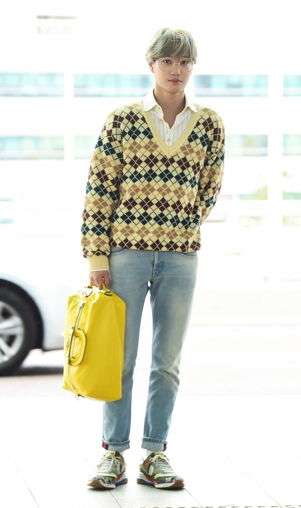 Group EXO Kai showed off her superior visuals that she couldnt hide.On the 7th, EXO Kai left for United States of America LA through Incheon International Airport to digest overseas schedule.On this day, Kai made a casual yet stylish look by matching a knit with a gill pattern, a pair of jeans, multi-color sneakers, and a yellow leather small duffel bag.In particular, Kai added points to styling by wearing round metal frame eyewear.