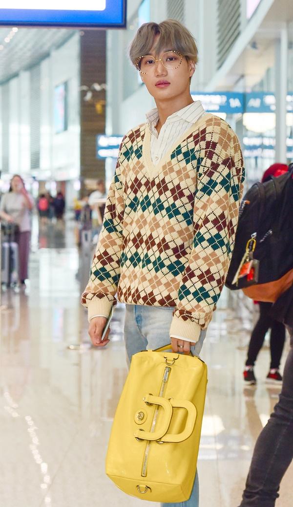 Group EXO Kai showed off her superior visuals that she couldnt hide.On the 7th, EXO Kai left for United States of America LA through Incheon International Airport to digest overseas schedule.On this day, Kai made a casual yet stylish look by matching a knit with a gill pattern, a pair of jeans, multi-color sneakers, and a yellow leather small duffel bag.In particular, Kai added points to styling by wearing round metal frame eyewear.