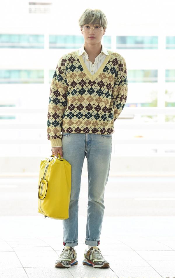 Group EXO Kai showed off her superior visuals that she couldnt hide.On the 7th, EXO Kai left for United States of America LA through Incheon International Airport to digest overseas schedule.On this day, Kai made a casual yet stylish look by matching a knit with a gill pattern, a pair of jeans, multi-color sneakers, and a yellow leather small duffel bag.In particular, Kai added points to styling by wearing round metal frame eyewear.