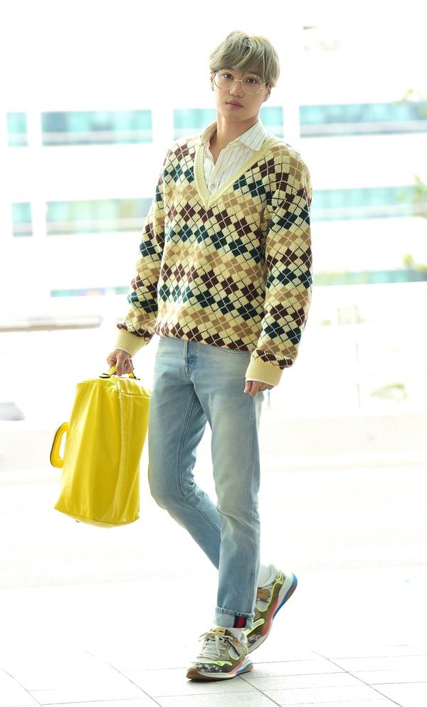 Group EXO Kai showed off her superior visuals that she couldnt hide.On the 7th, EXO Kai left for United States of America LA through Incheon International Airport to digest overseas schedule.On this day, Kai made a casual yet stylish look by matching a knit with a gill pattern, a pair of jeans, multi-color sneakers, and a yellow leather small duffel bag.In particular, Kai added points to styling by wearing round metal frame eyewear.