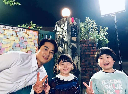 Actor Song Seung-heon has released photos of Great Show Actors.Song Seung-heon posted a picture on his instagram on the 9th with an article entitled Lovely Twins ~ Typhoon, Song  #Great show # tvn # Song Seung-heon # Kim Joon # Park Jena.In the photo released, there is a picture of Actor Song Seung-heon, Kim Joon, and Park Jena appearing on the cable channel tvN monthly drama The Great Show (directed by Seol Jun-seok).Song Seung-heon plays the great role of the former National Assembly in the play, and among the brothers and sisters who came into his house and lived together, he plays a cute charm with Actor Kim Joon and Park Jena in the role of Twins Typhoon and Song.Meanwhile, The Great Show is broadcast every Monday and Tuesday at 9:30 pm.