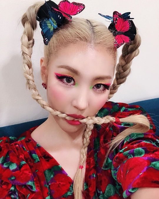 Sunmi has unveiled her colorful makeup.Singer Sunmi posted a selfie on her Instagram page on September 8.In the open photo, Sunmi is showing colorful makeup, hairstyle and fashion in line with the Flying stage concept.It is extraordinary from red eye shadows that are hard to digest easily to the head of the biceps decorated with butterflies.minjee Lee